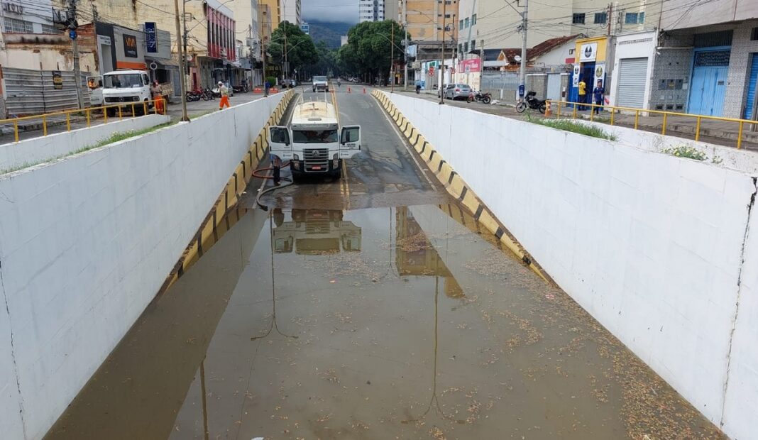 Mergulhão volta a inundar em Governador Valadares