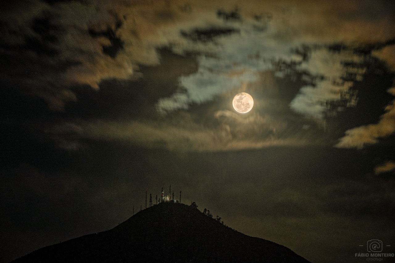 hoje tem superlua azul