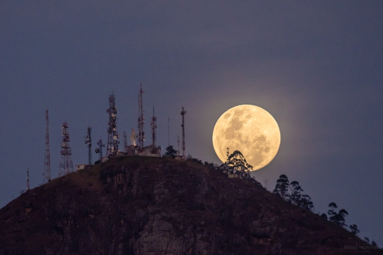 hoje tem superlua azul