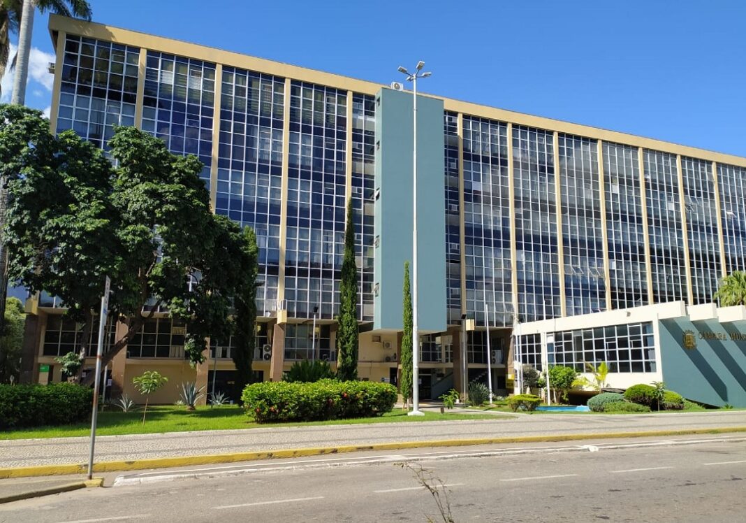 Prefeitura de Valadares gasta mais do que arrecada e recebe alerta do TCE