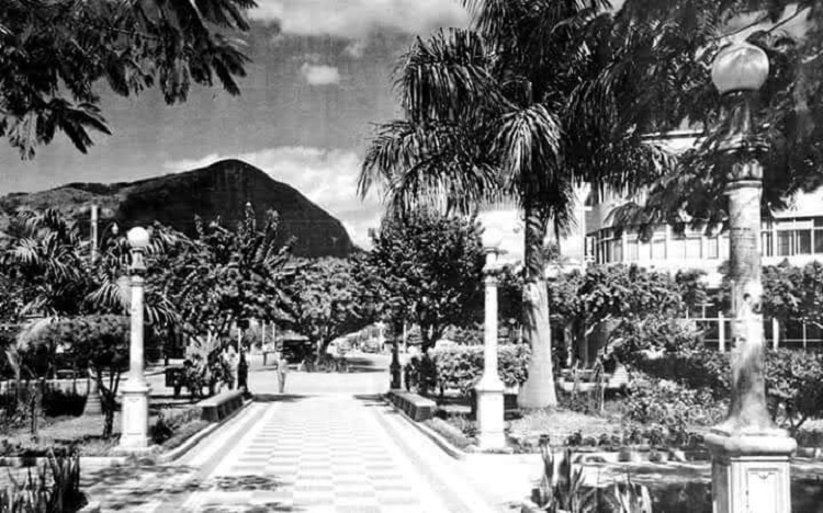 Com vista para a Ibituruna, Praça Serra Lima é um dos cartões postais da cidade.