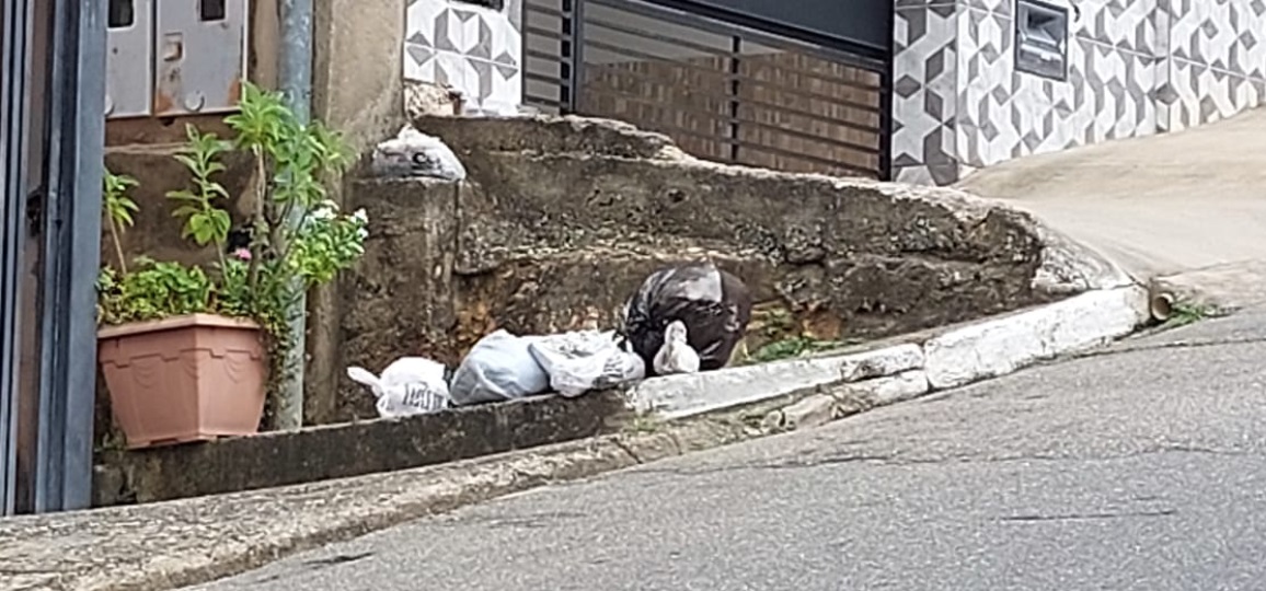 luzes no centro e lixo nos bairros, moradores reclamam de falta de coleta