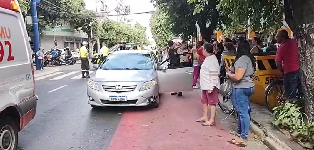 Carro invade ciclofaixa e atropela ciclista no Centro de Valadares