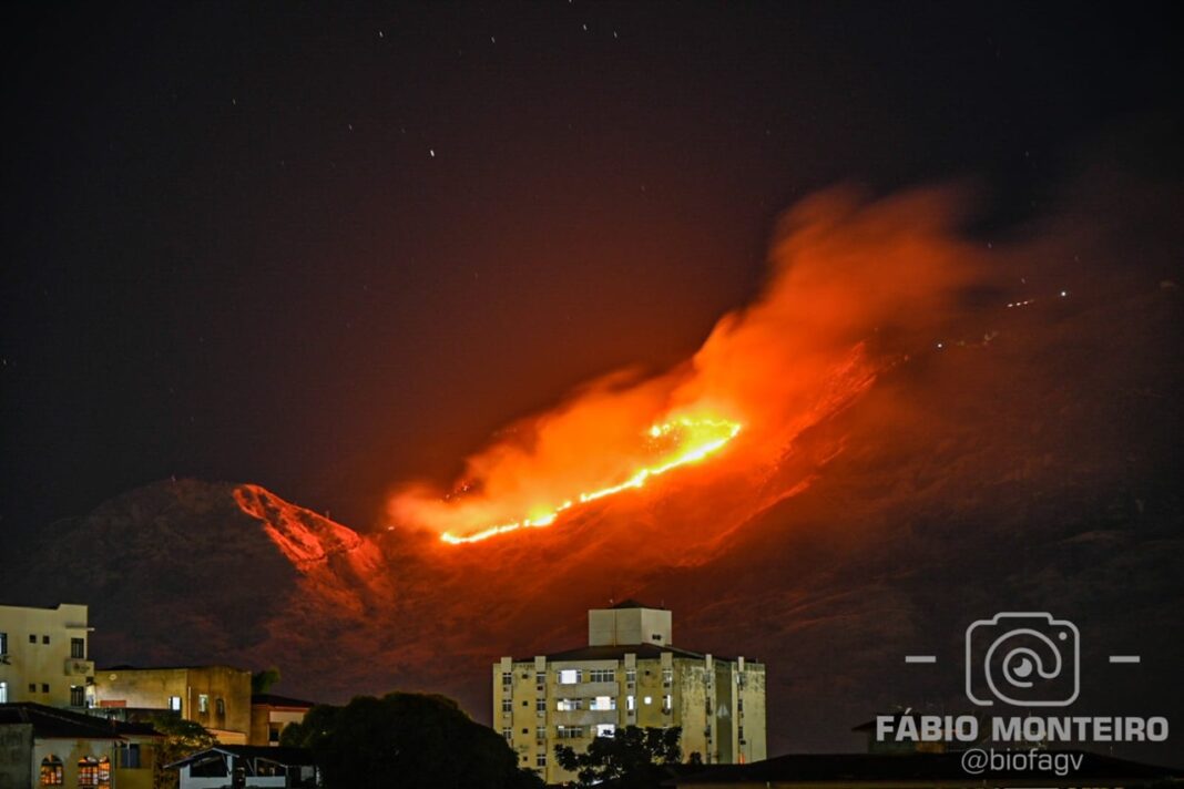 Mais uma vez, incêndio devasta Pico da Ibituruna em Valadares