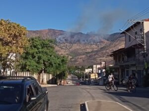 Mais uma vez, incêndio devasta Pico da Ibituruna em Valadares