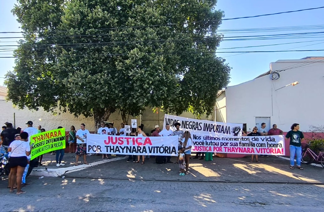 Manifestação em Valadares pede justiça para Thainara Vitória