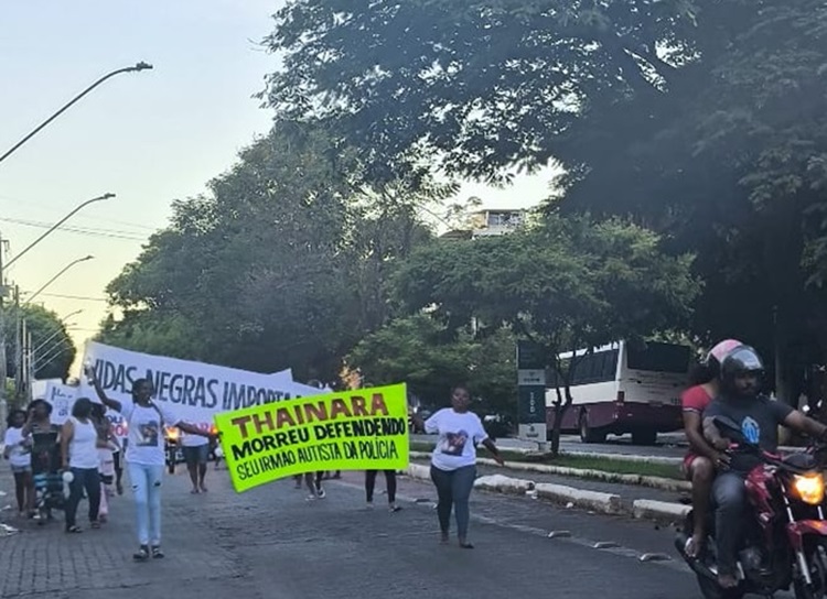 Manifestação em Valadares pede justiça para Thainara Vitória