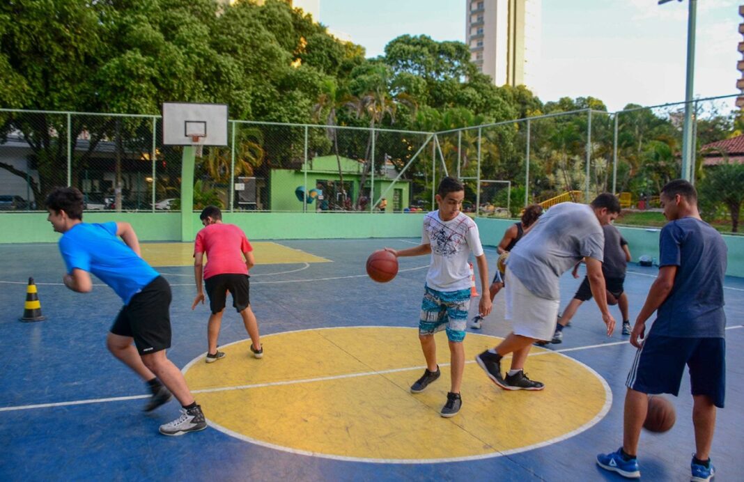 Praça de Esportes abre vagas para escolinhas gratuitas de futsal, vôlei, basquete e handebol