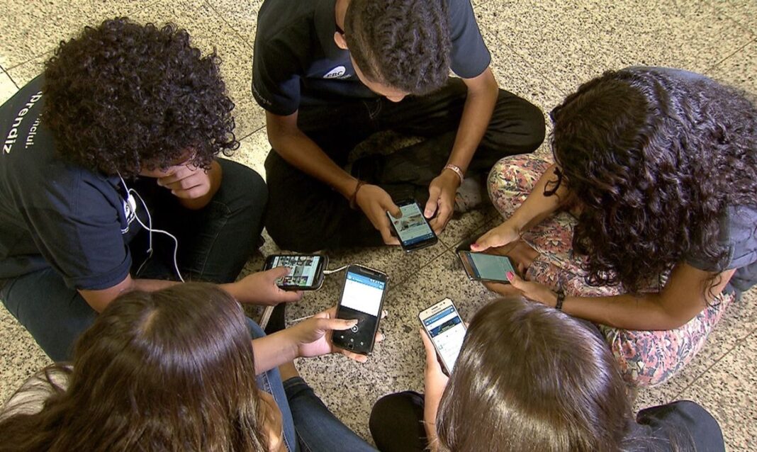 Volta às aulas em Valadares: restrição a celulares ainda é incerta