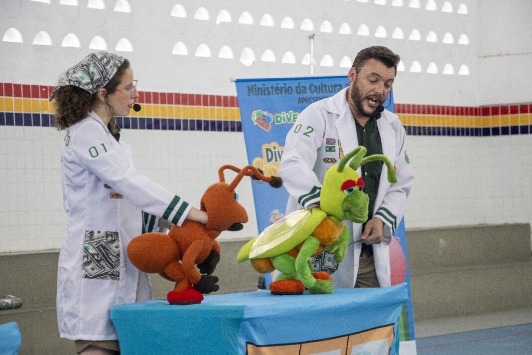 Espetáculo leva educação financeira de forma divertida às escolas de Valadares