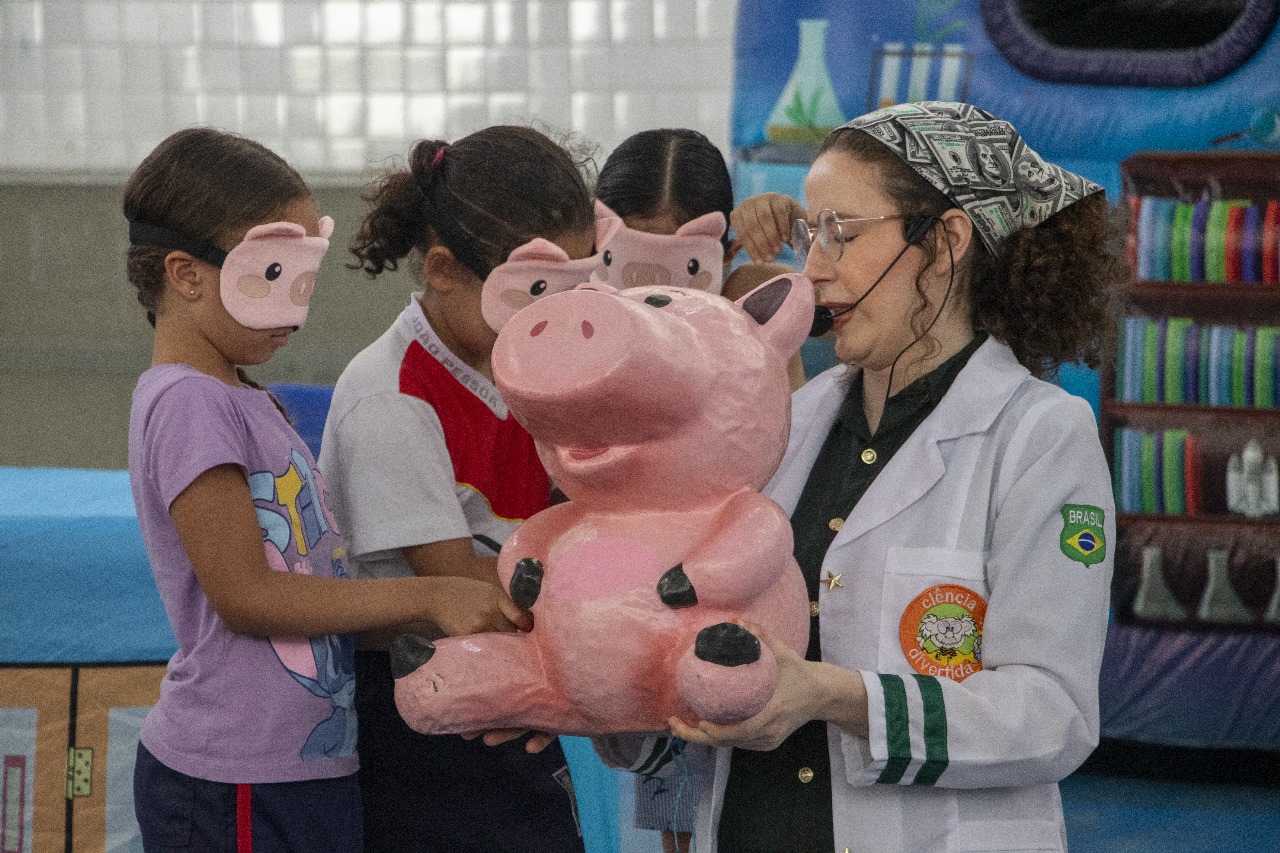 Espetáculo leva educação financeira de forma divertida às escolas de Valadares