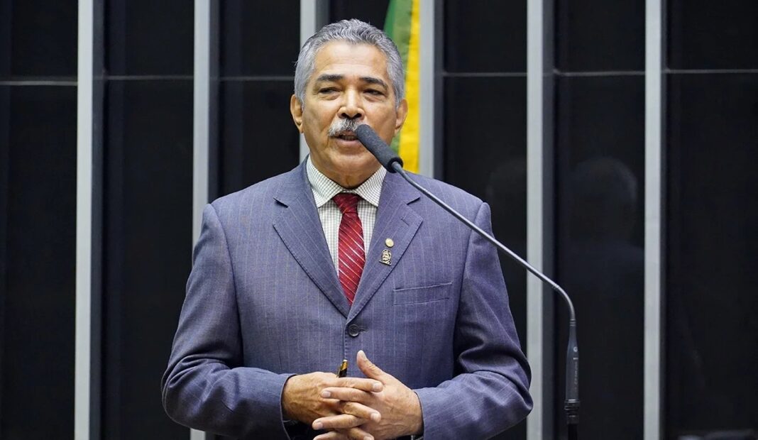 Deputado Leonardo aponta fraude no transporte escolar de Valadares