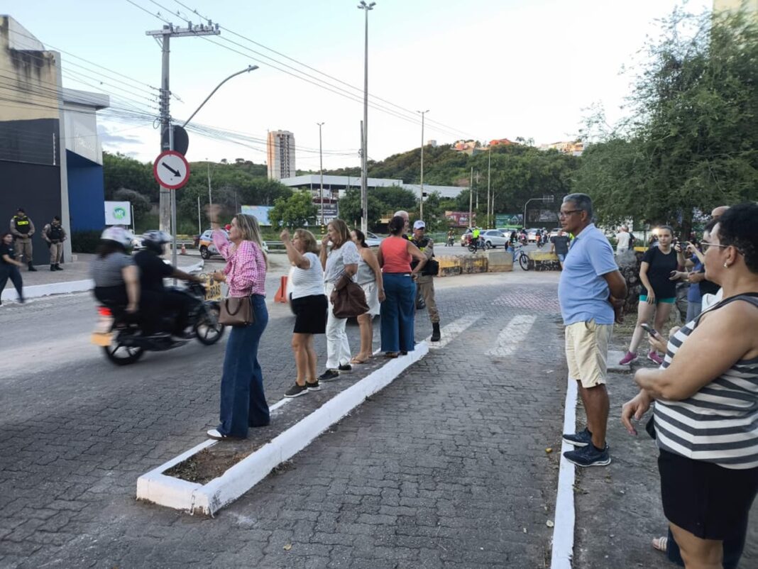 Moradores protestam e cobram obras no Viaduto do Filadélfia em Valadares