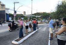 Moradores protestam e cobram obras no Viaduto do Filadélfia em Valadares Moradores protestam e cobram obras no Viaduto do Filadélfia em Valadares