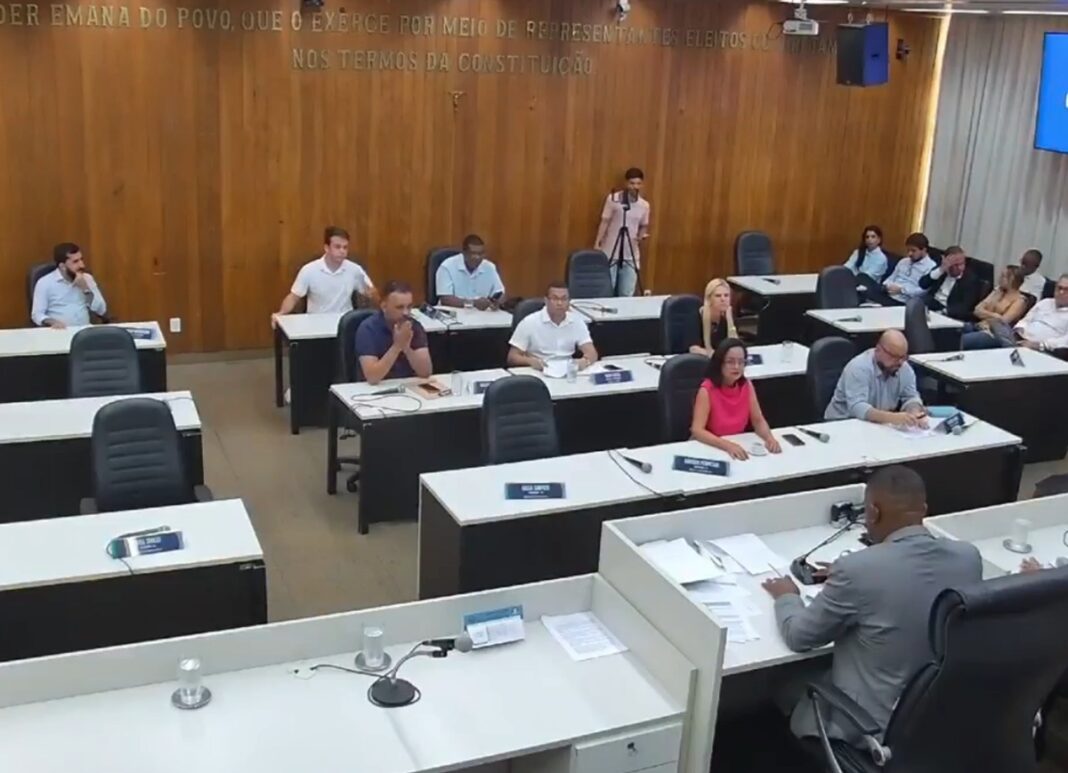 Defesa pede arquivamento, mas comissão mantém processo contra prefeito de Valadares