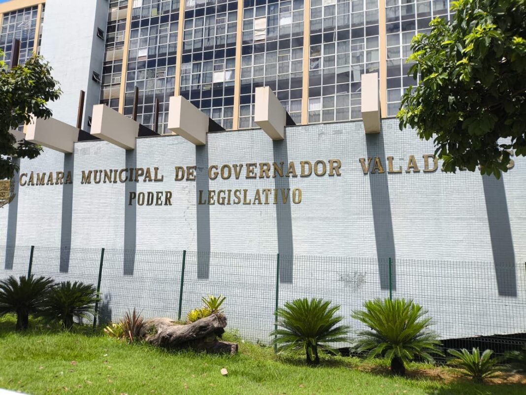 Prefeito de Valadares tem bens desbloqueados, mas processo segue na Câmara