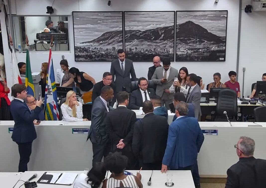 Medida inédita: Câmara de Valadares aceita denúncia e abre comissão para processar prefeito Coronel Sandro