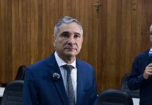 Prefeito de Valadares é acusado de criar cargos públicos sem lei Prefeito de Valadares é alvo de denúncia por criar cargos sem lei