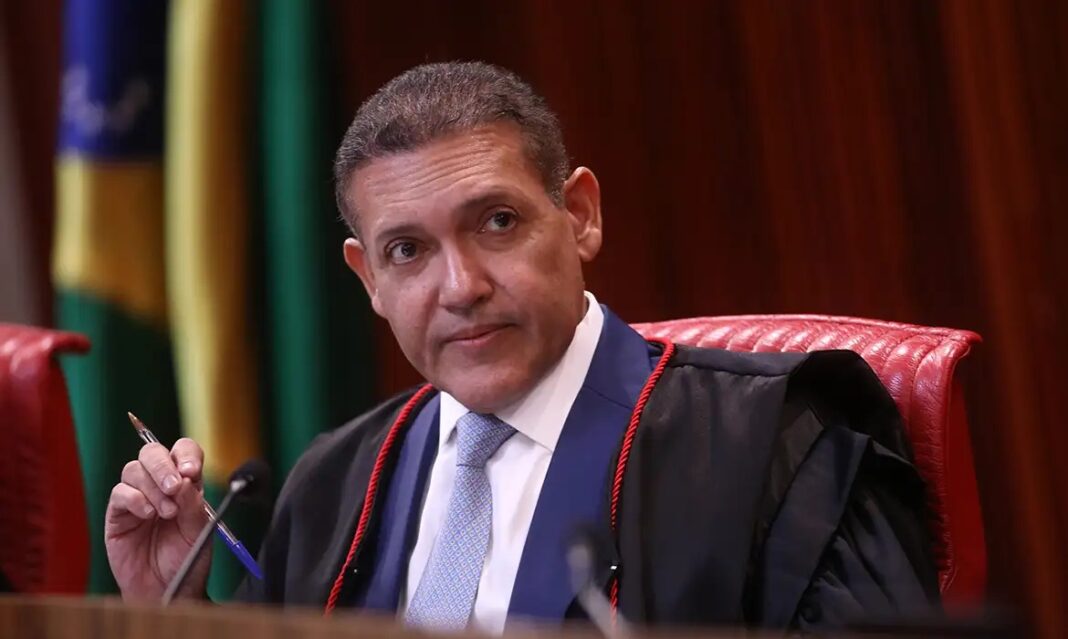 O presidente do Tribunal Superior Eleitoral (TSE), ministro Kassio Nunes Marques, defendeu nesta terça-feira (3) o sistema eletrônico de votação e disse que a urna representa um "patrimônio da democracia brasileira".