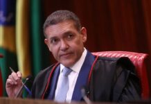 Urna eletrônica é patrimônio da democracia, diz Kassio Nunes Marques, presidente do TSE O presidente do Tribunal Superior Eleitoral (TSE), ministro Kassio Nunes Marques, defendeu nesta terça-feira (3) o sistema eletrônico de votação e disse que a urna representa um "patrimônio da democracia brasileira".