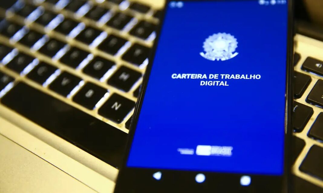 Desemprego cai a 5,3% e atinge menor taxa para agosto desde 2012