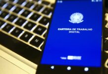 Desemprego cai a 5,3% e atinge menor taxa para agosto desde 2012 Desemprego cai a 5,3% e atinge menor taxa para agosto desde 2012