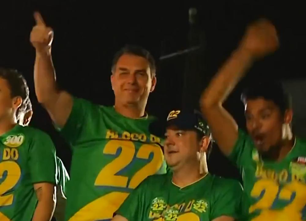 flávio bolsonaro em gv Entre o campo de futebol e os problemas do Vale
