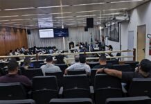 Despesas da Prefeitura de Valadares crescem quatro vezes mais que receita, diz secretário da Fazenda Despesas da Prefeitura de Valadares crescem quatro vezes mais que receita, diz secretário da Fazenda